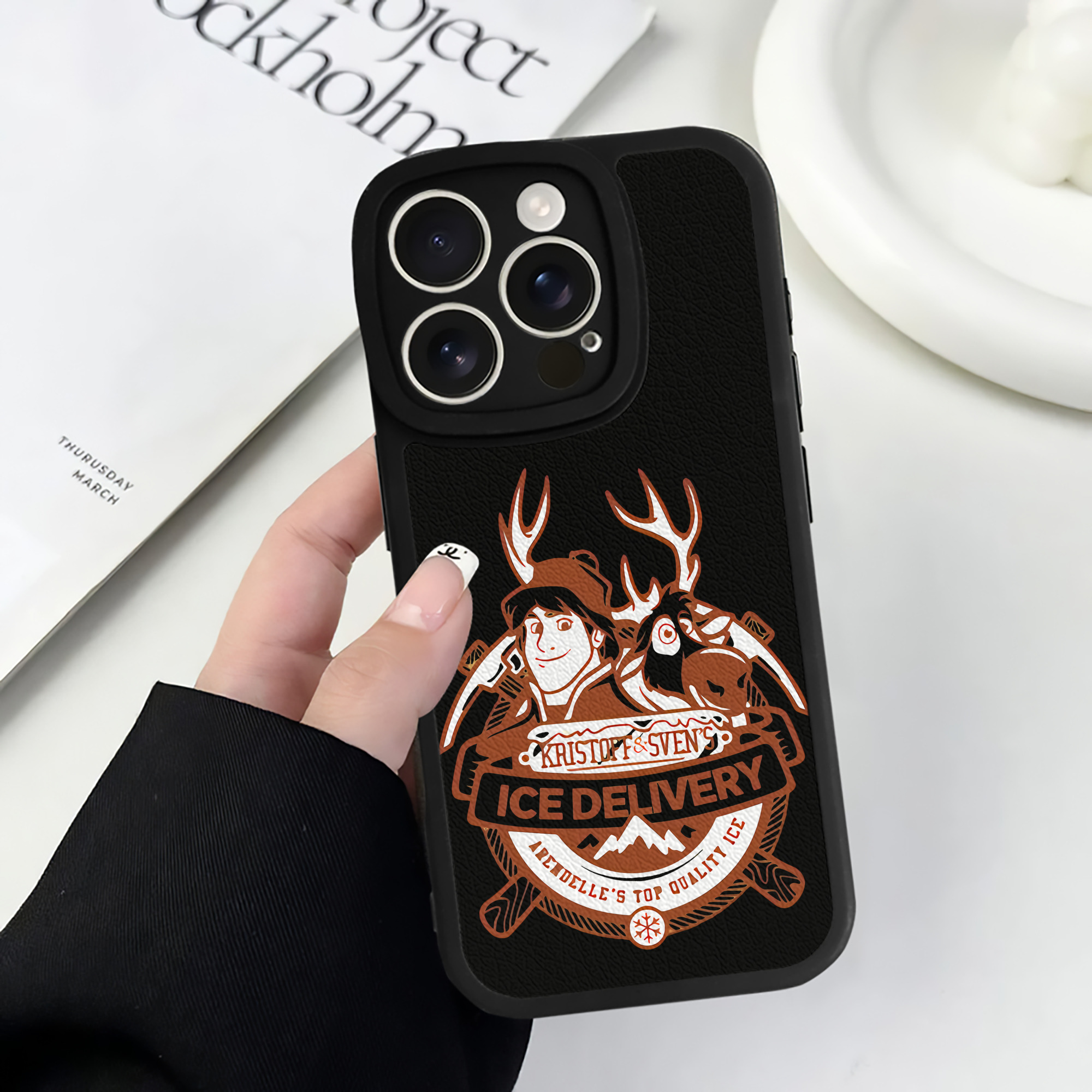 （画像用） アナと雪の女王 アンナ エルサ Frozen Anna Elsa 【iPhone 16シリーズ対応】シリコンスマホケース（レザー調） 材質：シリコン